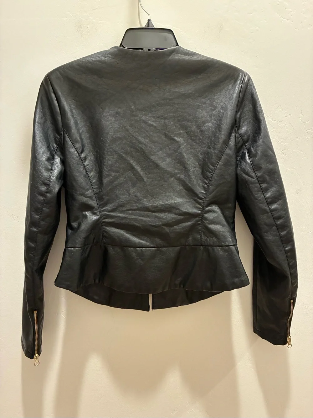 Red Snap sleek black